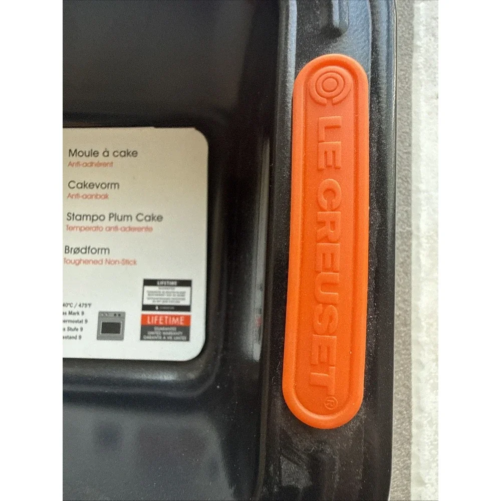 LE CREUSET NON STICK BAKEWARE LOAF TIN, 11.5